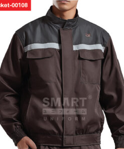 แจ็คเก็ตสีน้ำตาลตัดต่อเทา คอสูงปิดซิปมีกระเป๋าอกคู่ เหมาะเป็นแจ็คเก็ตผู้ชายและแจ็คเก็ตผู้หญิง