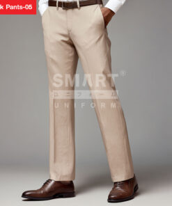 กางเกงขายาวสีเบจอ่อนสำหรับลุคออฟฟิศและยูนิฟอร์มองค์กร ดีไซน์ทรงเรียบ กระเป๋าข้างใช้งานสะดวก ใส่คู่รองเท้าหนังสีน้ำตาลช่วยเสริมภาพลักษณ์สุภาพและดูเป็นมืออาชีพ