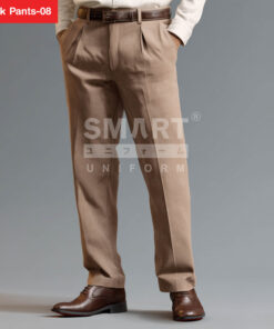 กางเกงขายาวสีน้ำตาลอ่อนทรงสุภาพสำหรับผู้ชาย ดีไซน์จีบหน้าช่วยเพิ่มมิติของทรง ขอบเอวมีหูเข็มขัด กระเป๋าข้างใช้งานสะดวก เหมาะกับลุคทำงานและการแต่งกายทางการ