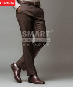 กางเกงขายาวสีน้ำตาลสไตล์คลาสสิก มาพร้อมกระเป๋าข้างใช้งานสะดวก และกระเป๋าหลังแบบเจาะเพิ่มความเรียบร้อย เส้นทรงคมชัดช่วยให้บุคลิกดูเนี้ยบ สามารถจับคู่กับเสื้อเชิ้ตและรองเท้าหนังเพื่อสร้างลุคสุภาพที่เหมาะกับการทำงานและโอกาสทางการต่าง ๆ