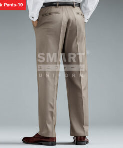กางเกงทำงานผู้ชายสีเบจอ่อน มุมมองด้านหลัง ทรงเรียบหรูพร้อมกระเป๋าหลังดีไซน์สุภาพ เหมาะสำหรับการแต่งกายทางการในสำนักงานและชุดยูนิฟอร์มบริษัท