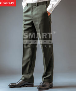 กางเกงทำงานผู้ชายสีเขียวโอลีฟ ทรงตรงสุภาพ ดีไซน์เรียบร้อยสำหรับลุคออฟฟิศ จับคู่เสื้อเชิ้ตสีขาวและรองเท้าหนังสีเข้ม เหมาะกับยูนิฟอร์มองค์กรและการแต่งกายแบบมืออาชีพ