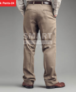 กางเกงทำงานผู้ชายสีกากีอ่อน มุมมองด้านหลัง ดีไซน์เรียบพร้อมกระเป๋าหลังแบบสุภาพ ทรงเข้ารูปพอดีตัว เหมาะสำหรับชุดทำงานสำนักงานและการแต่งกายแบบมืออาชีพ